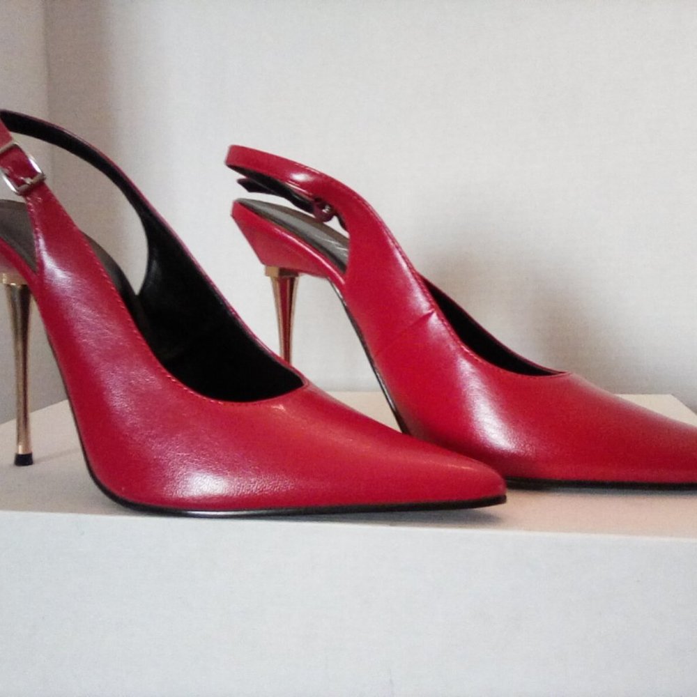 Size 7 unworn red heels with cool gold metallic heels.
